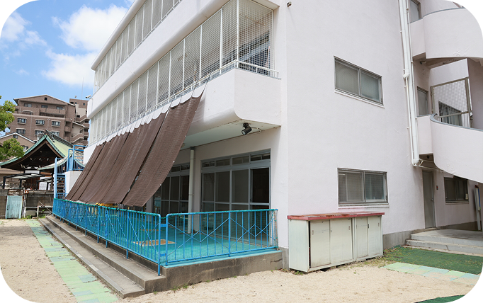日除を貼った園舎