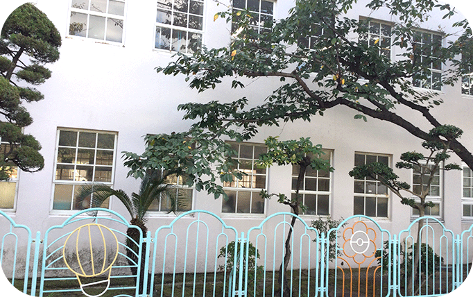 左側から見える園舎