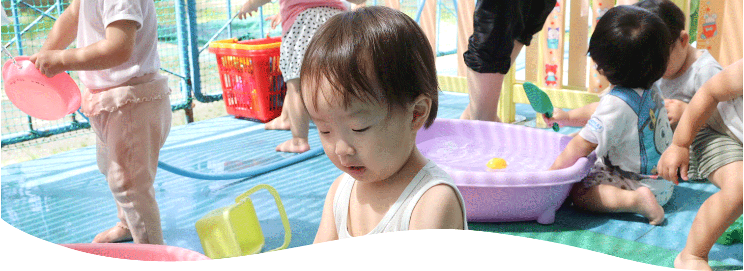 プールで遊ぶ子供達