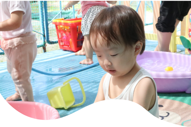 プールで遊ぶ子供達